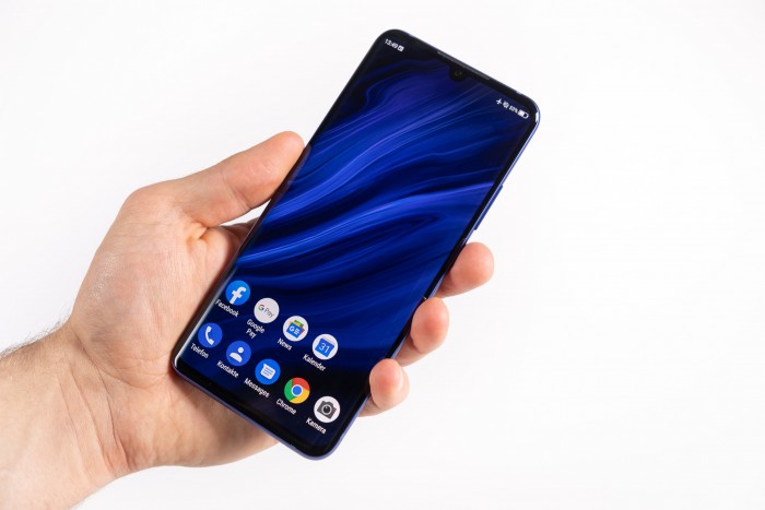 Die Frontkamera ist in einer Notch am oberen Bildschirmrand verbaut. (Bild: Heiko Raschke/Golem.de)